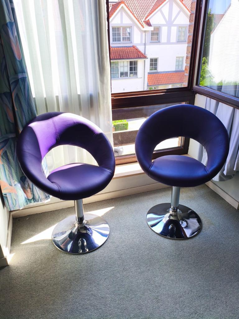 Lot de 2 chaises design violettes – 30€ pièce, Enlèvement, Comme neuf, Cuir