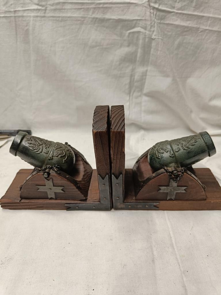 Steun voor boeken kanon figuur in hout, Ophalen