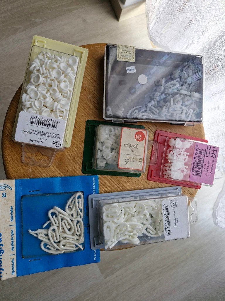 Lot de crochets, agrafes et glisseurs pour rideaux, Enlèvement, Comme neuf, Blanc