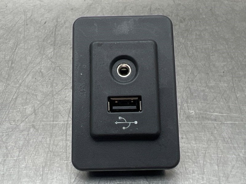 AUX/USB POORT Nissan Note (E12) (|684403VU0A|), Gebruikt, Germany@nissan-services.eu, Kronenweg 38
50389  Wesseling, DE, Nissan