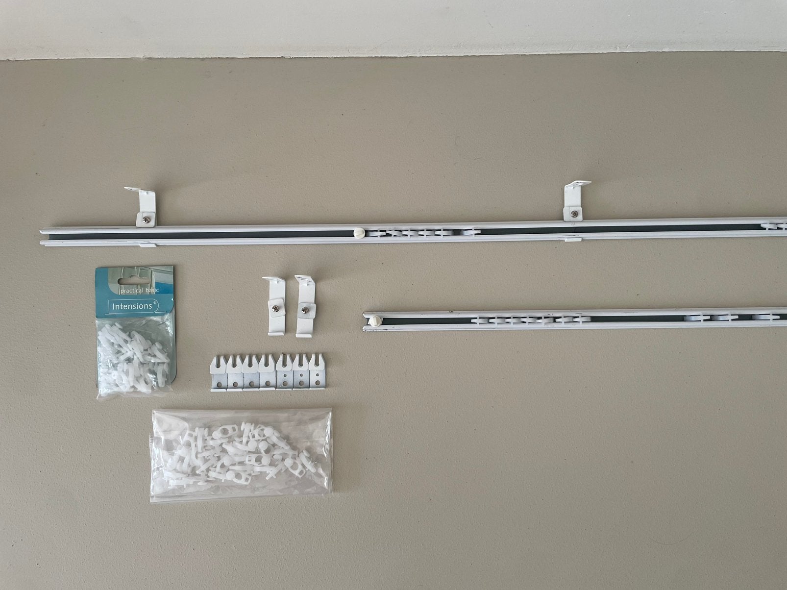 Twee gordijnrails met toebehoren, Accessoires de montage inclus, Métal, Comme neuf, Enlèvement