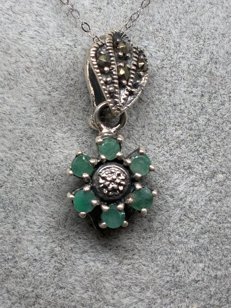 Zilveren hanger met smaragd steentjes en ketting, Ophalen of Verzenden, Nieuw, Grijs