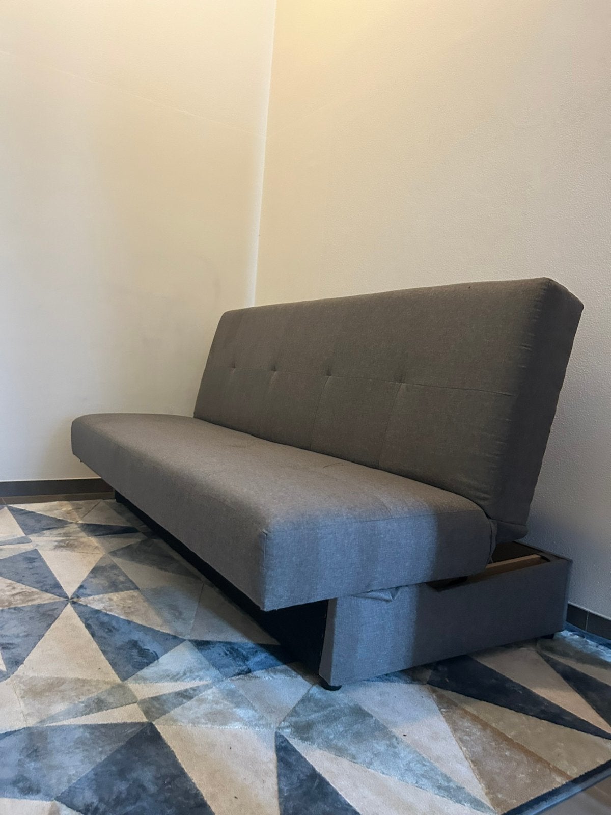 ️ Canapé clic-clac 3 places gris avec coffre – 180 €, Ophalen, Zo goed als nieuw