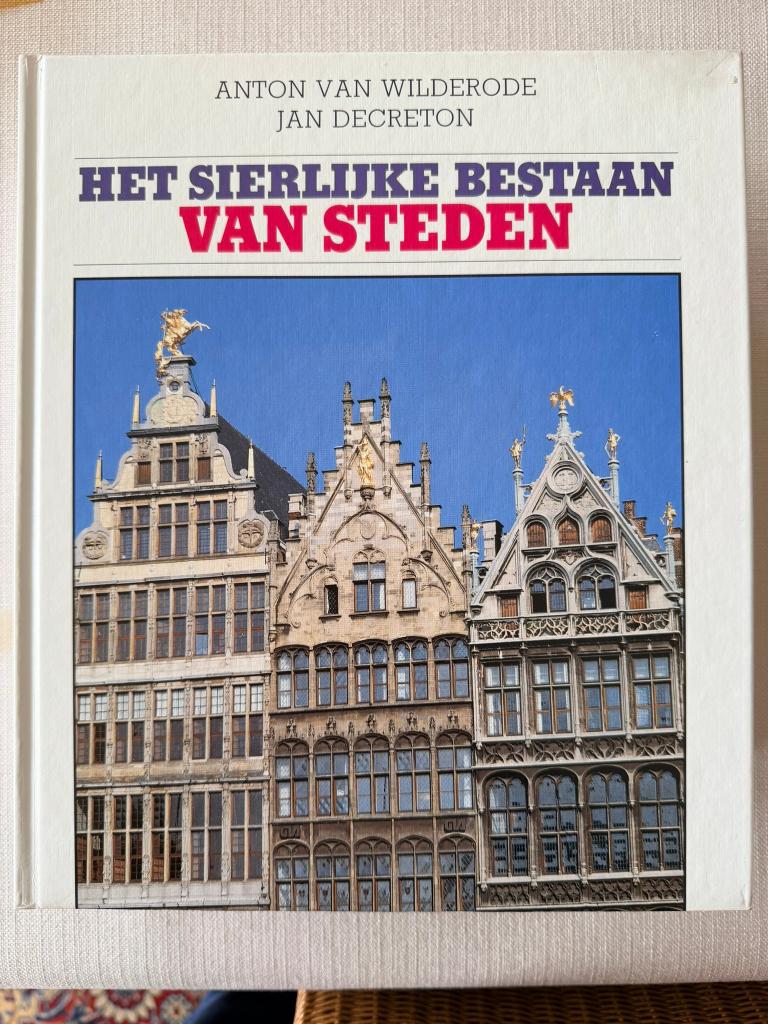Het sierlijke bestaan van steden, Ophalen of Verzenden, Zo goed als nieuw, Anton van Wilderode