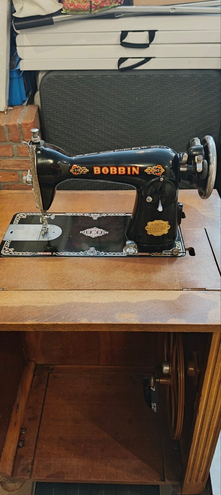 Antieke Bobbin trapnaaimachine in kast, Antiquités & Art, Antiquités | Machines à coudre, Enlèvement