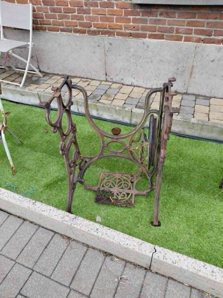 oude naaimachine voet in gietijzer, Ophalen