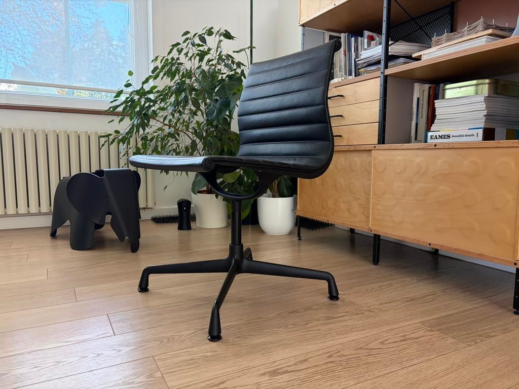 Eames EA101 Vitra Premium F - lot de 4 fauteuils, Maison & Meubles, Chaises, Cuir, Noir, Enlèvement