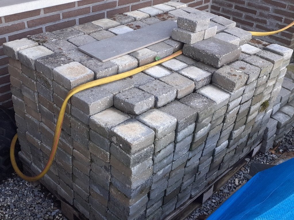 Gratis 1.000 betonnen klinkers, Tuin en Terras, Ophalen, Gebruikt, Beton, Klinkers