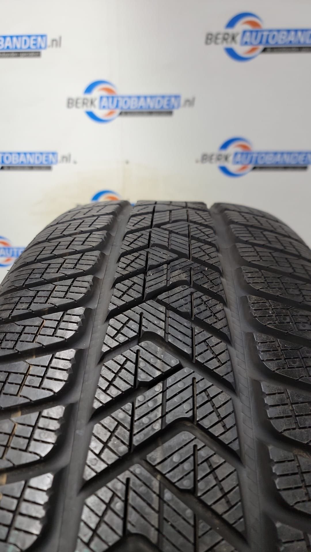 2x Pirelli Scorpion Winter (DEMO) 255/50 R19 103T 255/50/19, 19 inch, Gebruikt, 255 mm, -