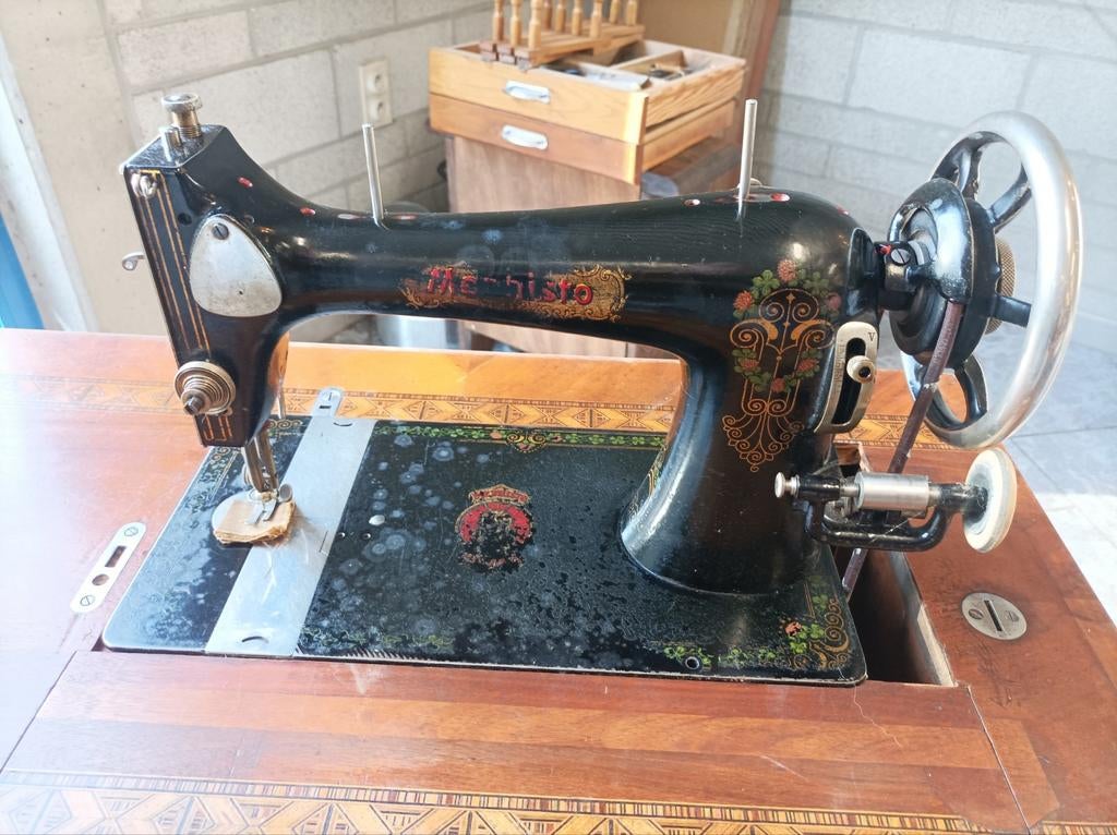 Machine à coudre Méphisto avec armoire en chêne massif