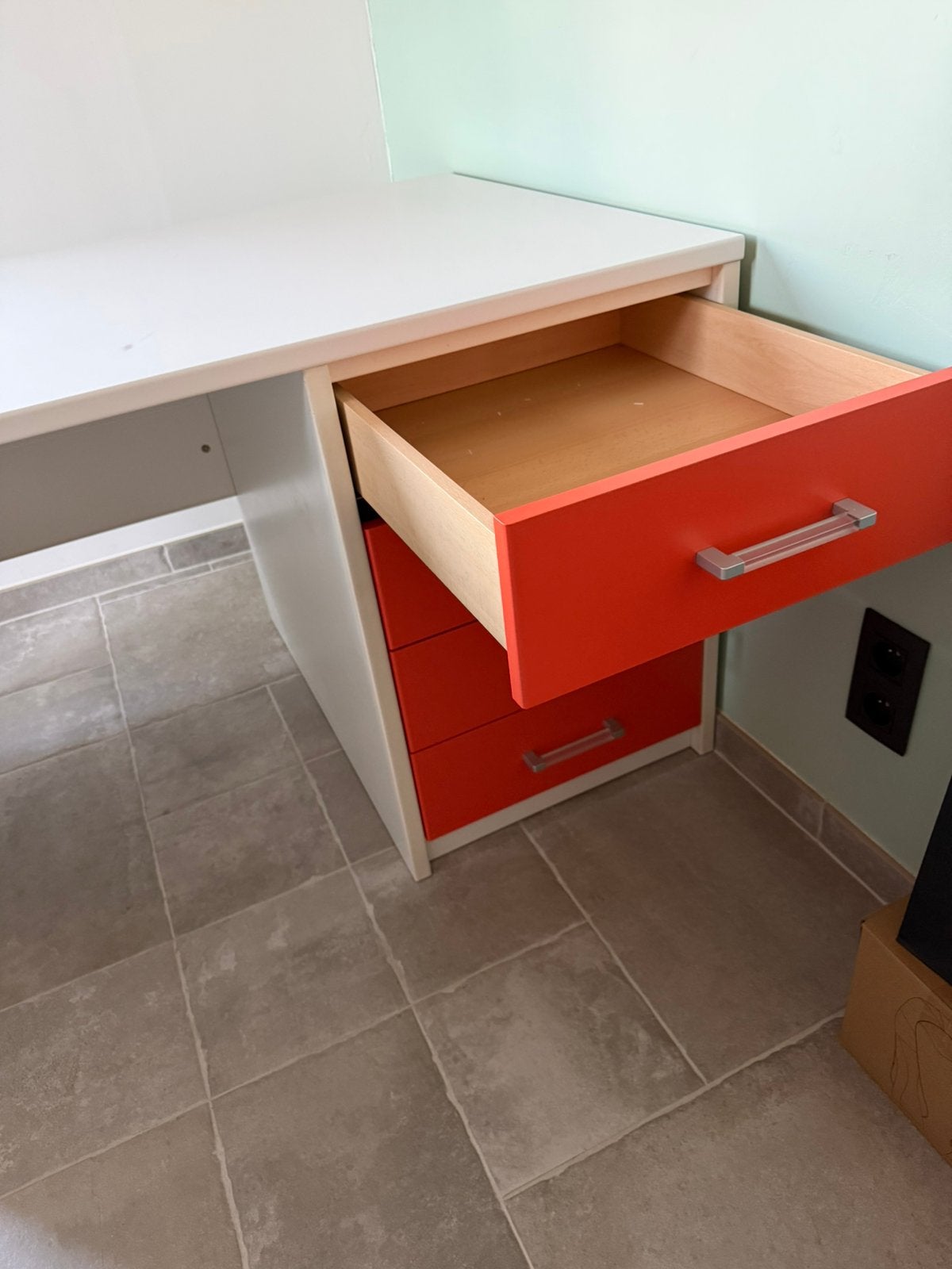 2 bureaus in heel goede staat - wit/oranje, Huis en Inrichting, Bureaus, Ophalen, Zo goed als nieuw, Oranje