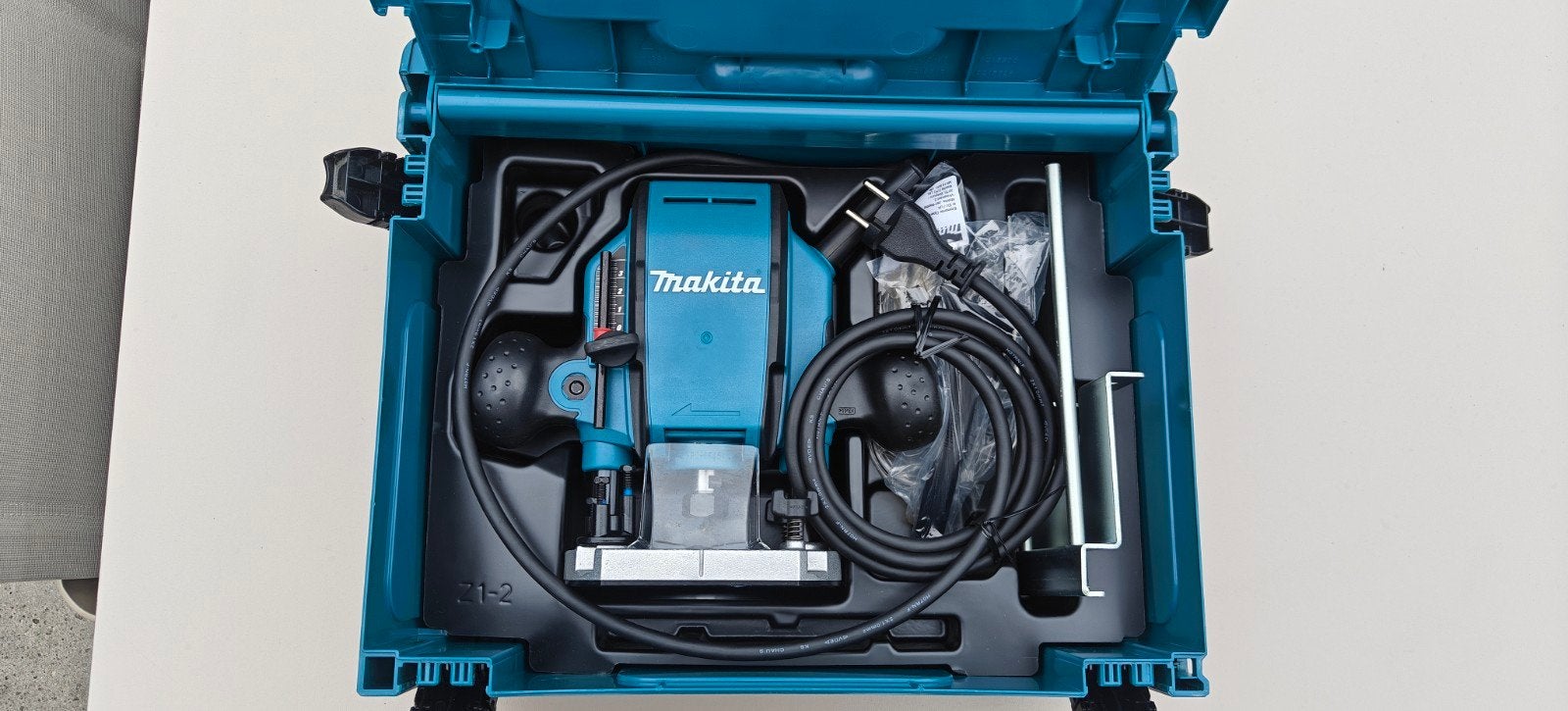 Splinternieuwe Makita RP0900J Bovenfrees in Mbox (Ongebruikt, Bricolage & Construction, Outillage | Fraiseuses, Neuf, Électrique