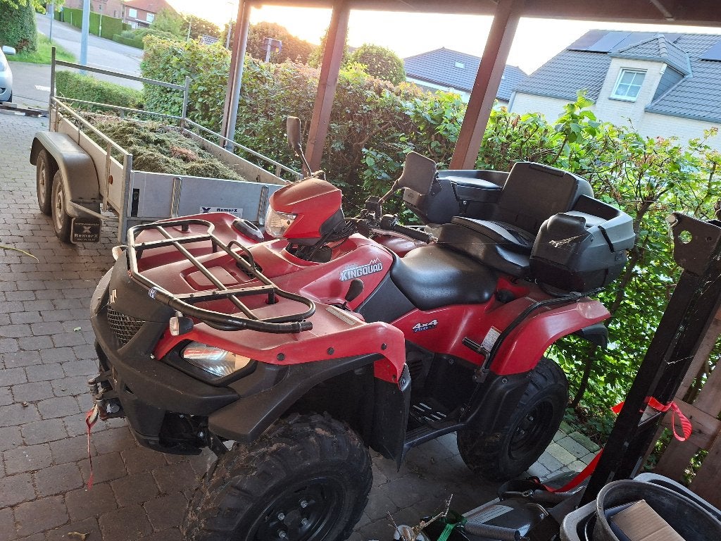 Suzuki KingQuad 750 — Seulement 911 km — + pelle à neige, Motos, 722 cm³, 12 à 35 kW, 1 cylindre