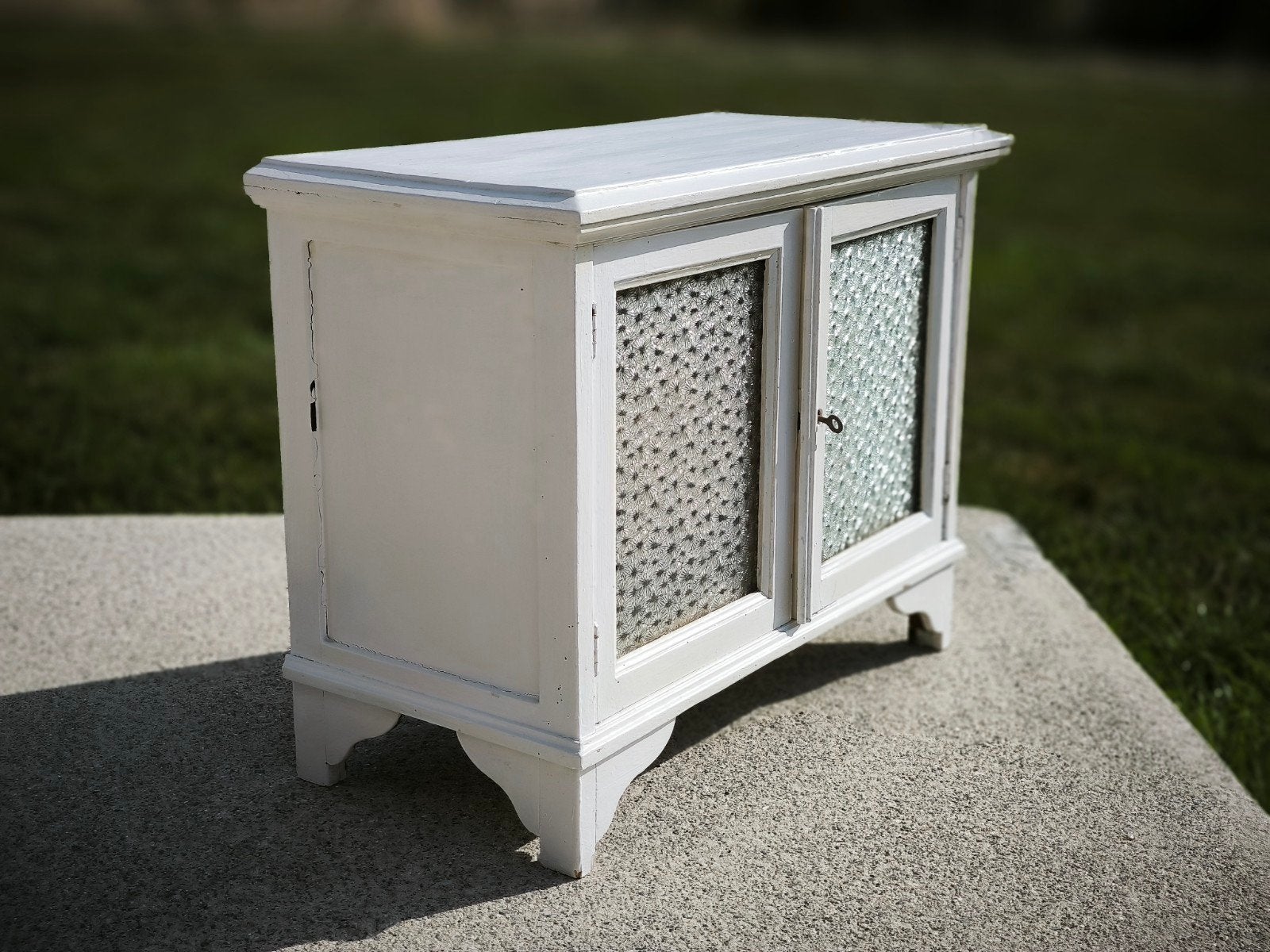 petit meuble bas vitre avec 2 portes, Enlèvement, Utilisé