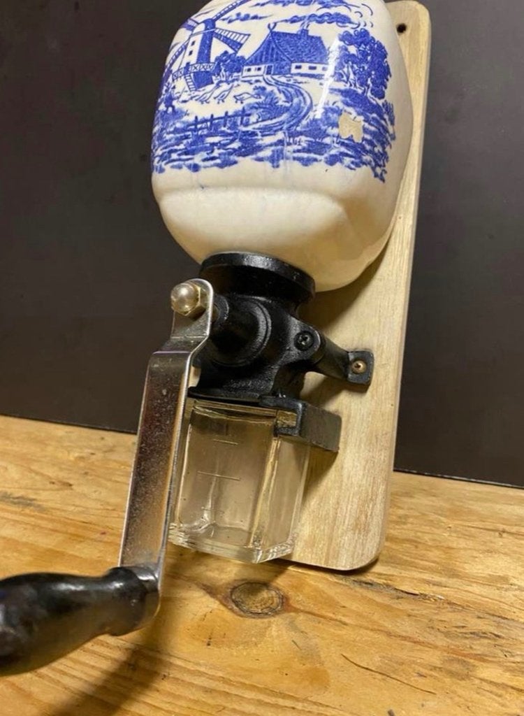 Decoratieve koffiemolen met delft blauw motief, Antiek en Kunst, Ophalen of Verzenden