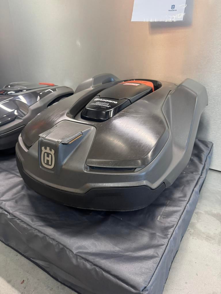 Husqvarna 430X met garage demo robotmaaier, Jardin & Terrasse, Tondeuses robotisées, Comme neuf, Enlèvement