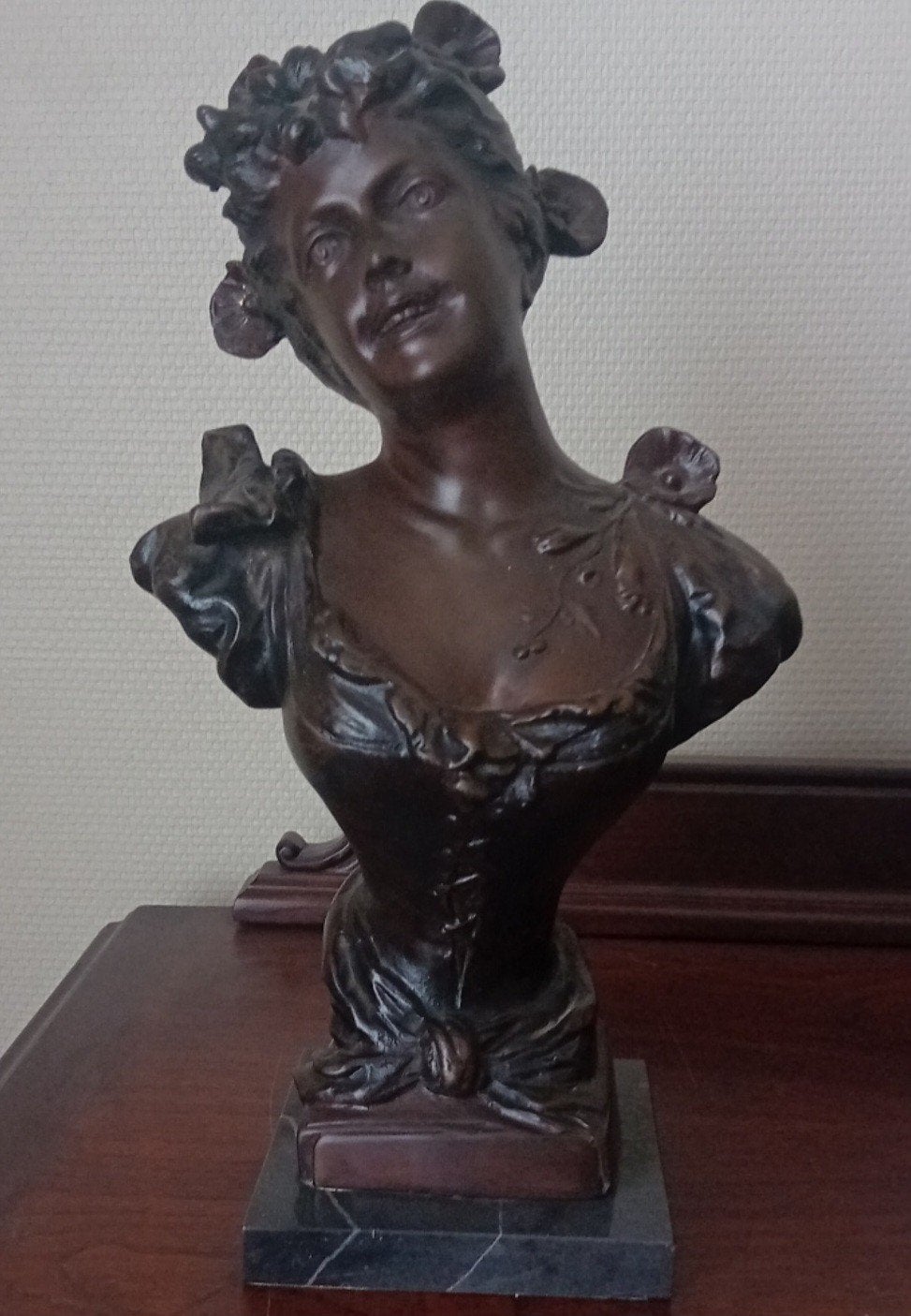 Buste sculpture Art Nouveau jeune femme aux fleurs – Signé, Enlèvement