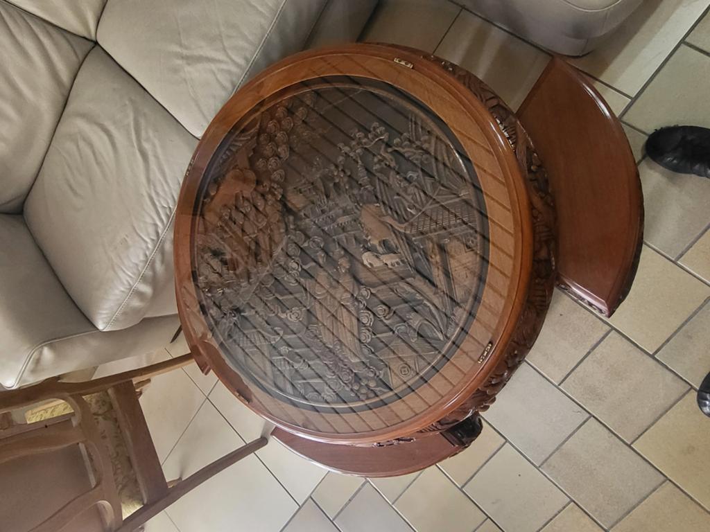 Chinese tafel met bijhorende stoeltjes, Ophalen