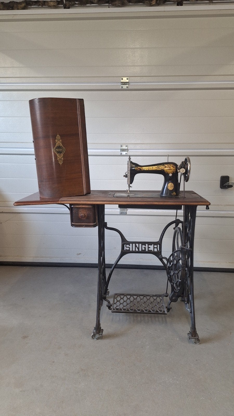 Oude Singer naaimachine, Ophalen
