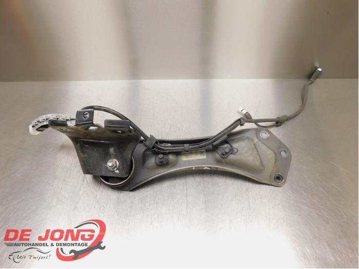 Bras de suspension bas arrière gauche d'un Mercedes CLA, 3 mois de garantie, Utilisé, -, -