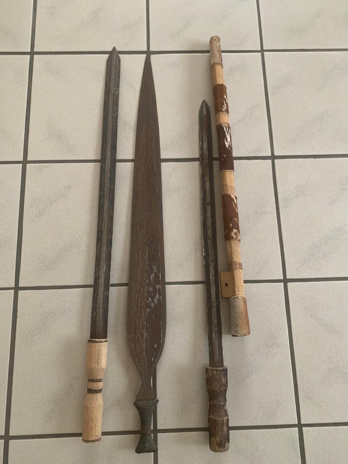 3 Afrikaanse zwaarden met omhulsel van dierenvel, Ophalen of Verzenden