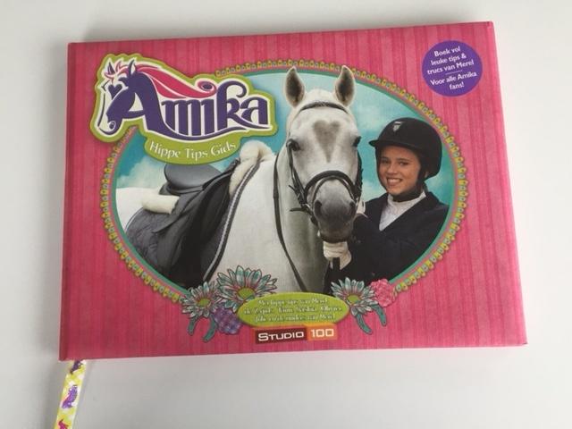 Amika / Wie wat waar weetjesboek, Ophalen of Verzenden, Zo goed als nieuw, Studio 100, Fictie algemeen