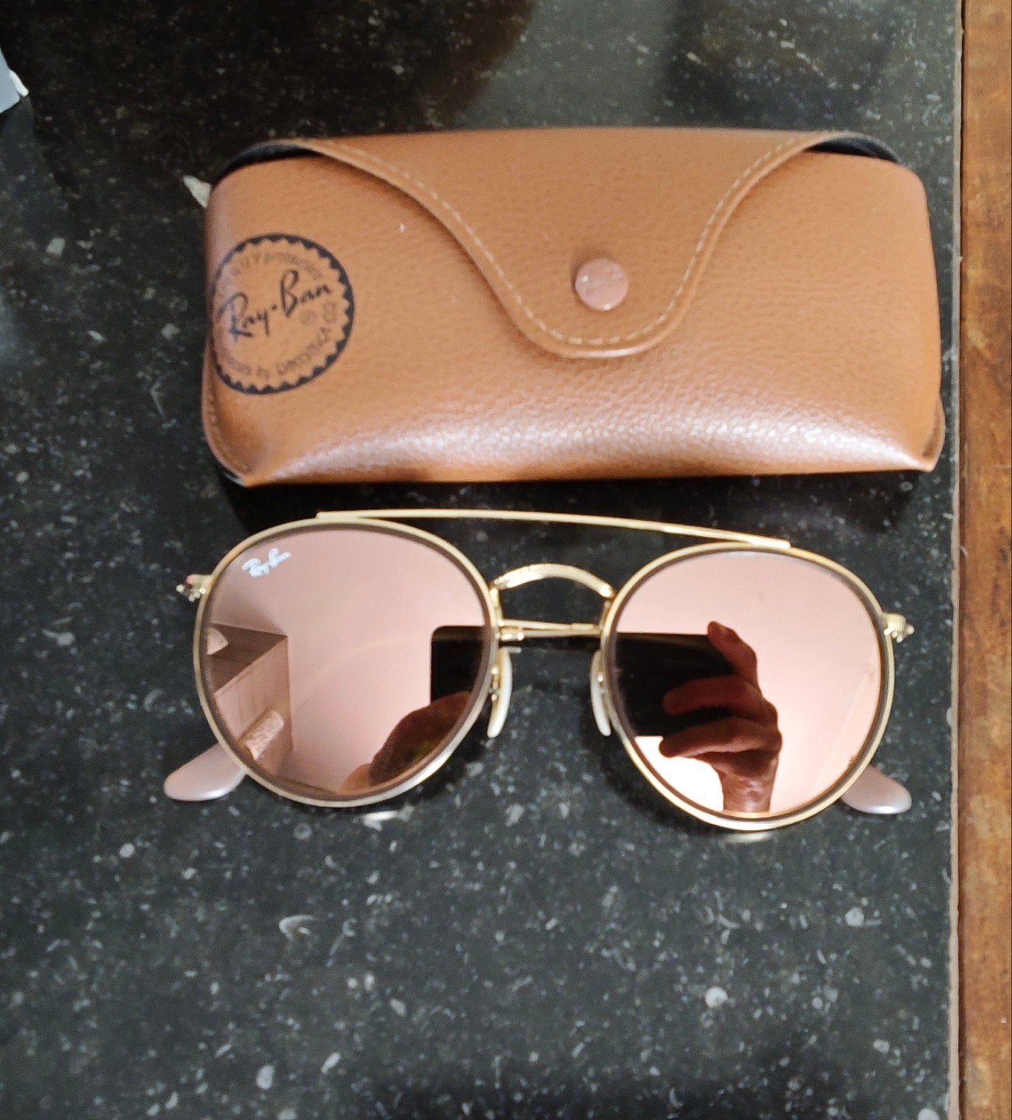Lunette de soleil Rayban, Enlèvement