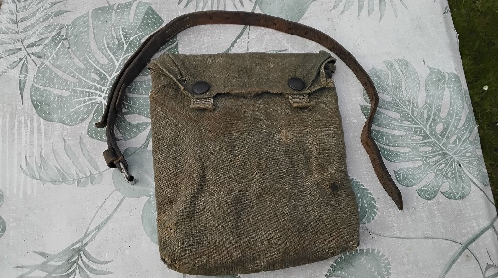 Duitse WO2 gascape hoes (leeg) met riempje., Verzamelen, Ophalen of Verzenden, Landmacht, Overige typen