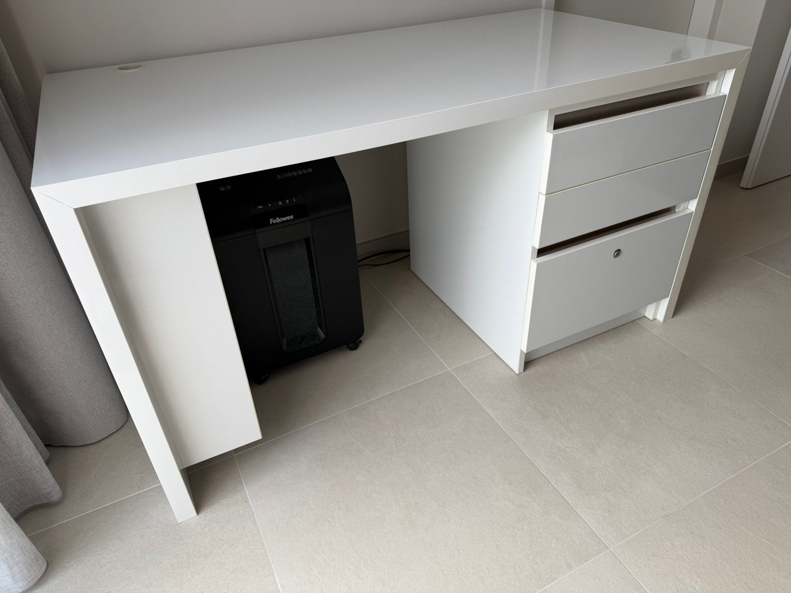Witte hoogglans bureau, Huis en Inrichting, Ophalen, 144 cm, 67 cm, Zo goed als nieuw