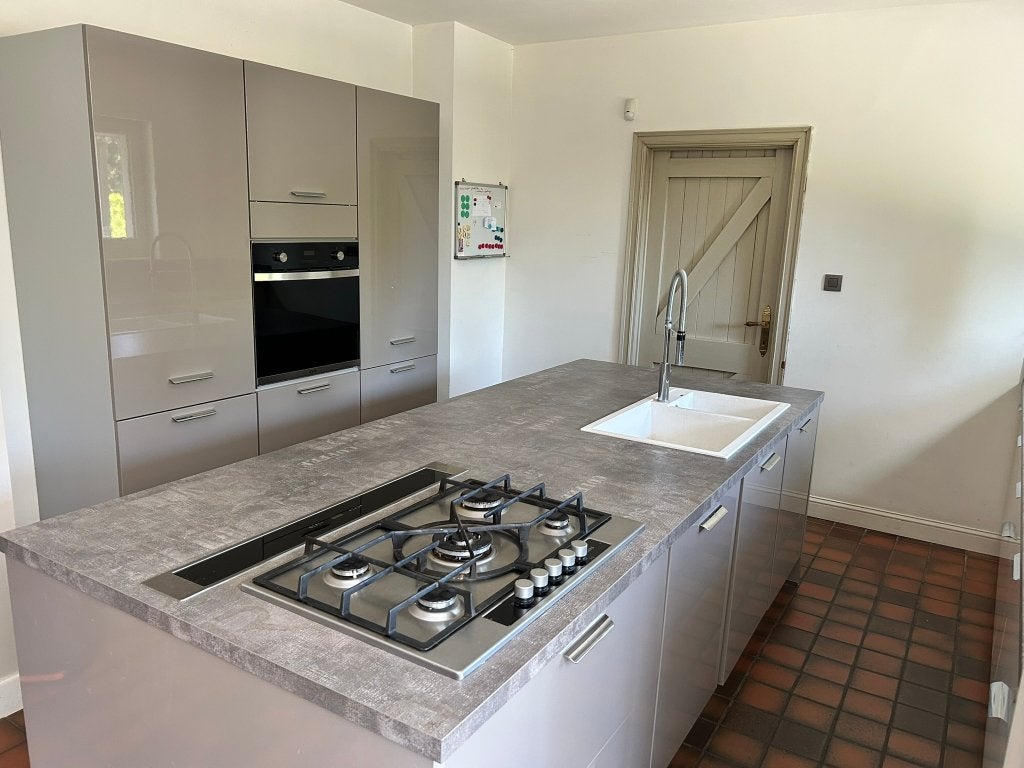 Moderne eilandkeuken hoogglans taupe + Siemens downdraft, Ophalen, Gebruikt, Grijs, Met kookeiland
