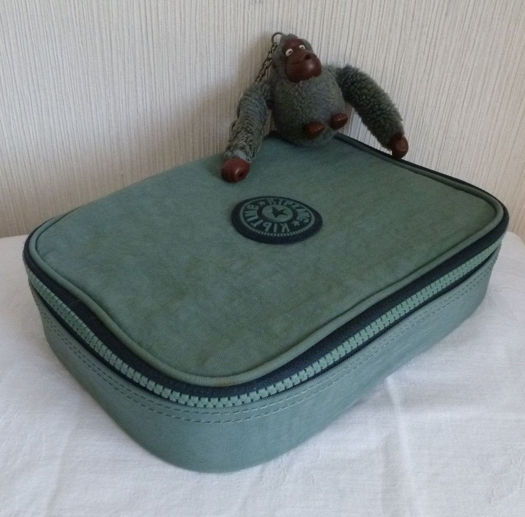 Kipling très grand plumier "100 pens" bicolore + singe, Divers, Enlèvement ou Envoi, Utilisé