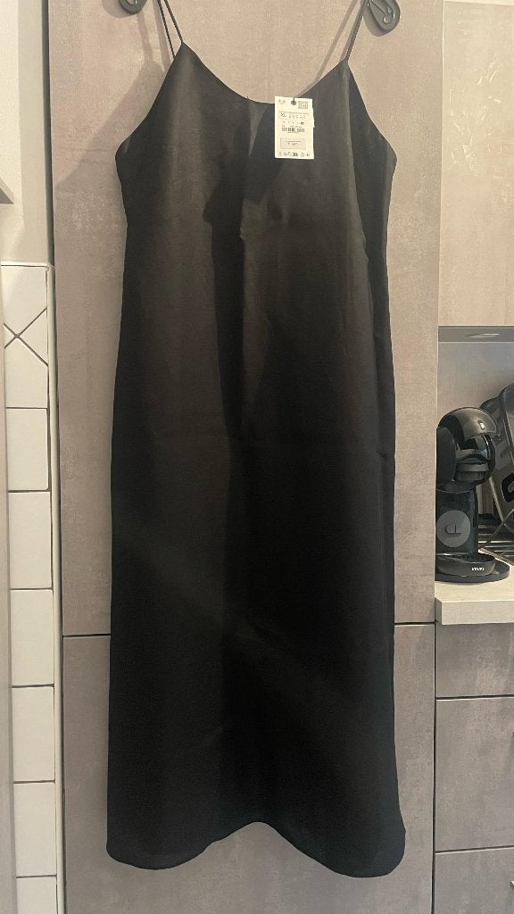 Nieuwe lange zwarte linnen jurk van ZARA XL, Nieuw, Ophalen of Verzenden, Onder de knie, Zara