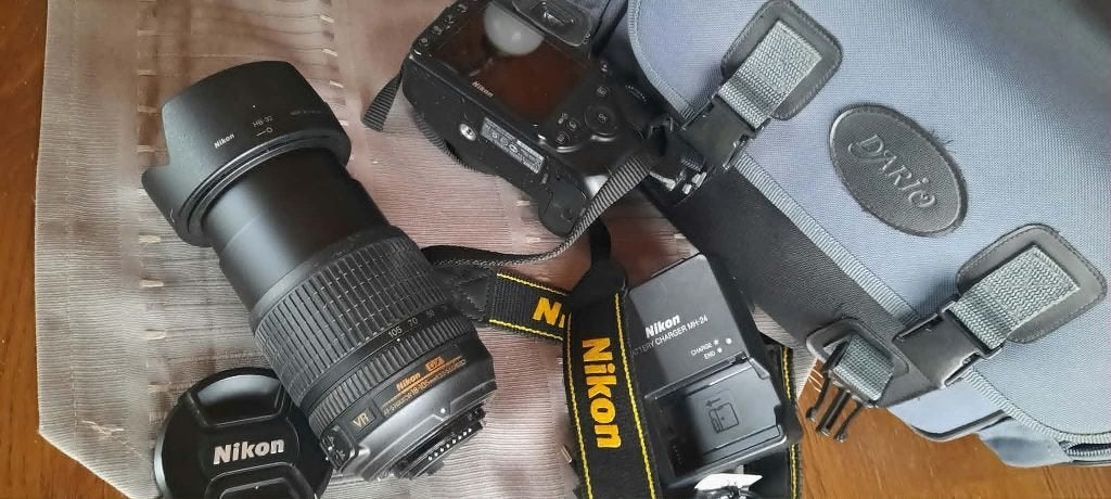 Nikon camera met 18/105 mm lens en tas, Ophalen, Zo goed als nieuw, Overige merken