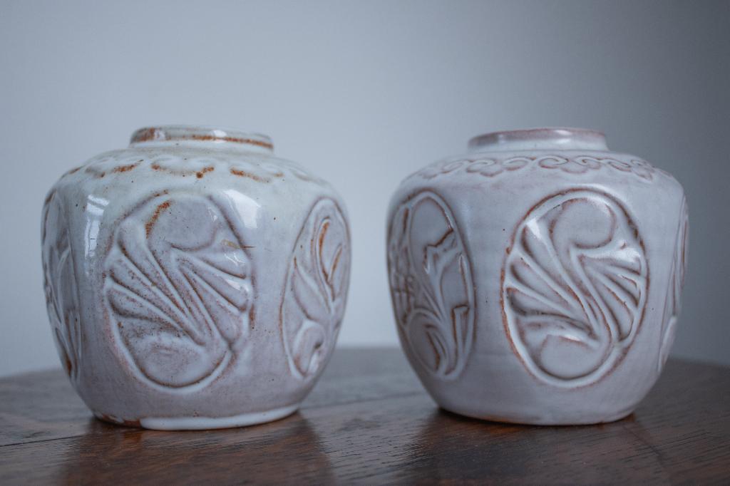 Two Small White Ceramic Mobach Pots, Wit Geglazuurde Potten, Antiek en Kunst, Ophalen of Verzenden