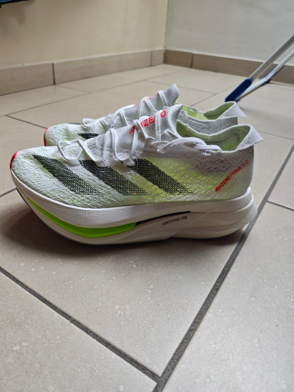 Adidas Adizero Prime X 2.0 STRUNG – slechts 10 km gelopen, Sport en Fitness, Ophalen, Zo goed als nieuw, Hardloopschoenen, Adidas
