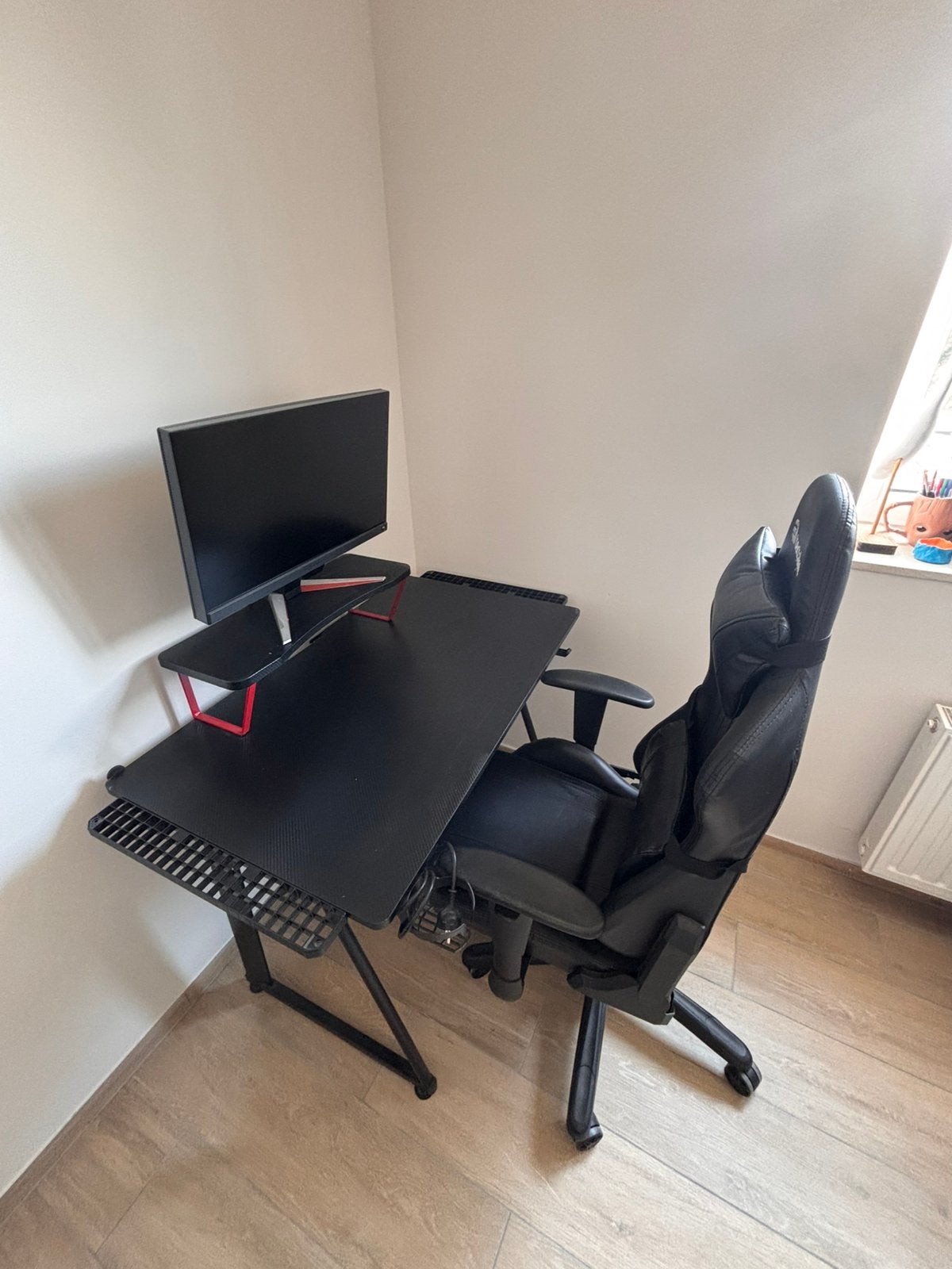 Gaming bureau met stoel en scherm, Huis en Inrichting, Bureaus, Ophalen, Zwart, Gebruikt, Met wielen