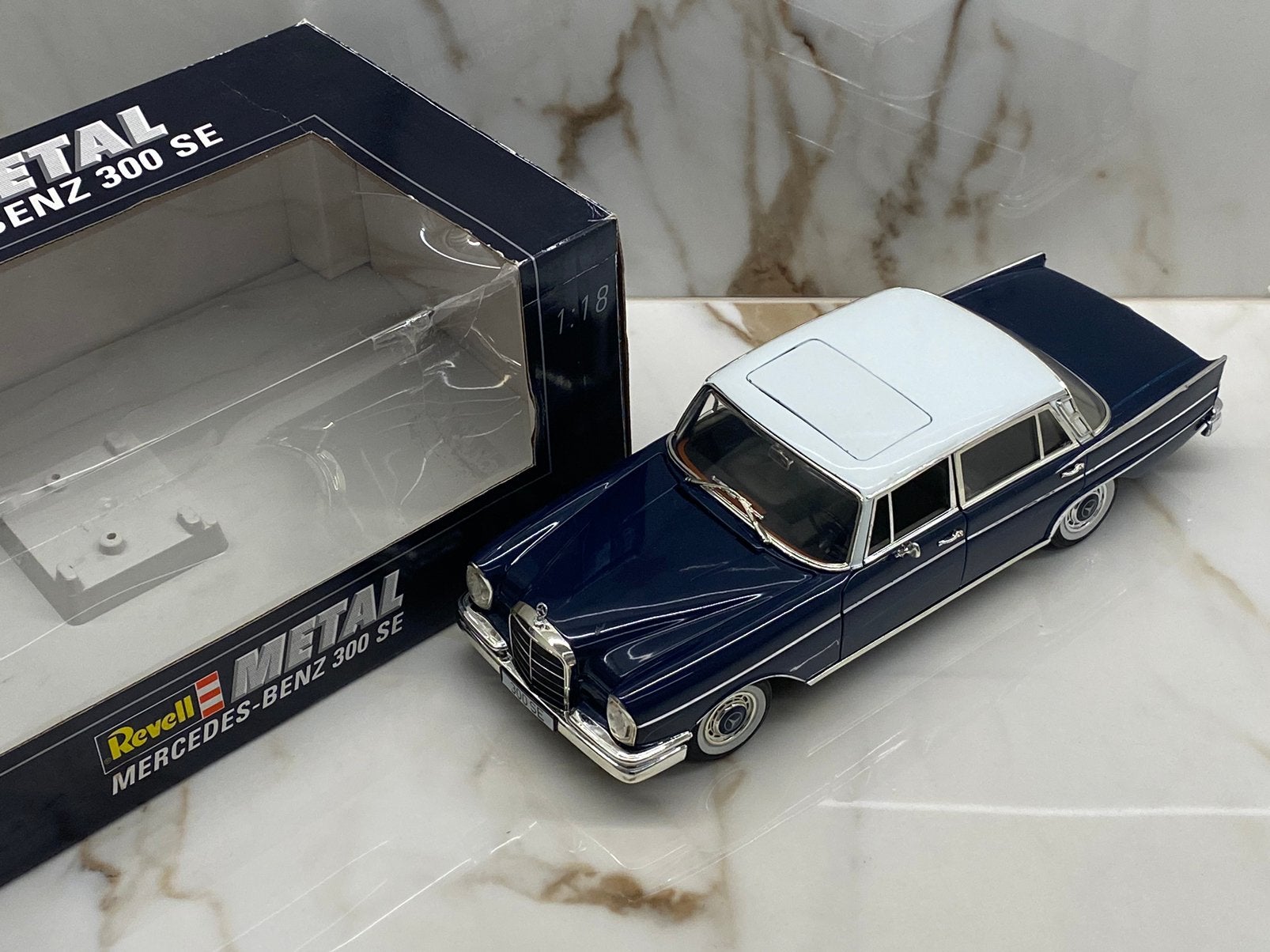 Revell Mercedes-Benz 300 SE - 1:18, Ophalen of Verzenden, Zo goed als nieuw, Auto, Revell