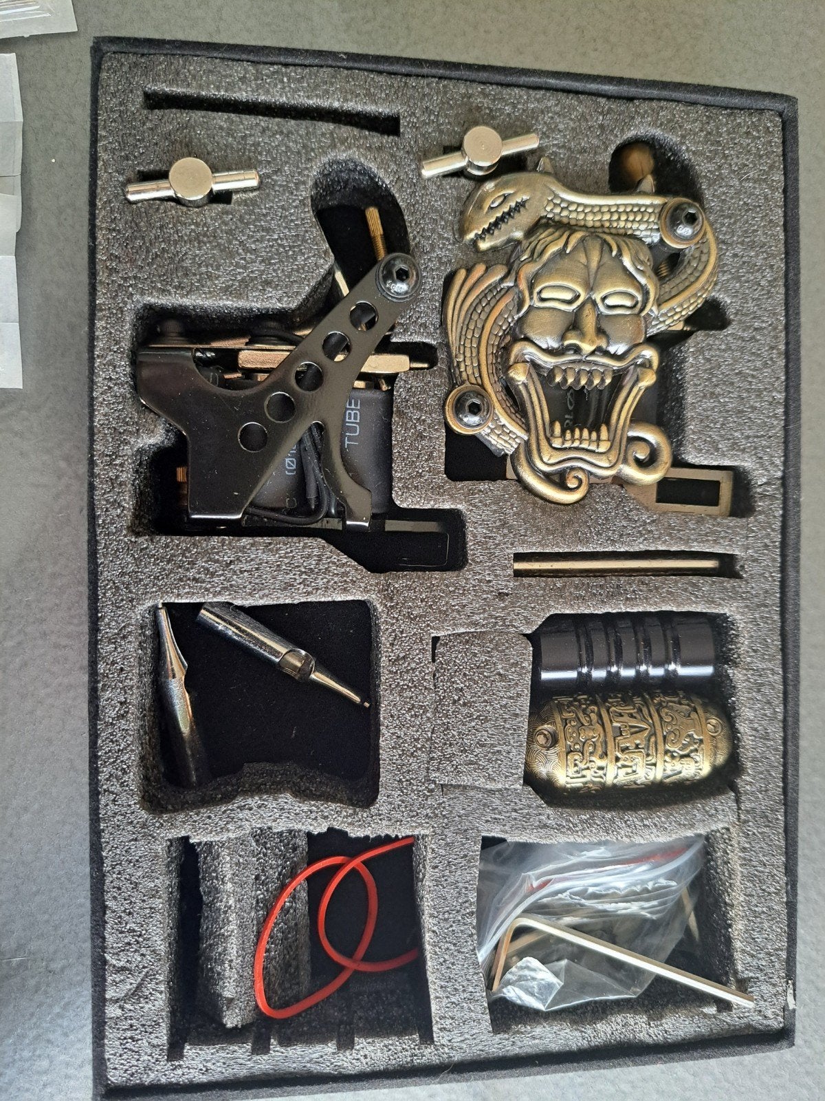 Tattoo machine met toebehoren en vellen oefenhuid, Ophalen of Verzenden