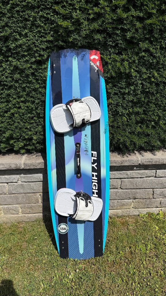 Reedin KevPro kiteboard met Reedin super bindings, Watersport en Boten, Kitesurfen, Twintip, Ophalen, Zo goed als nieuw, Kiteboard