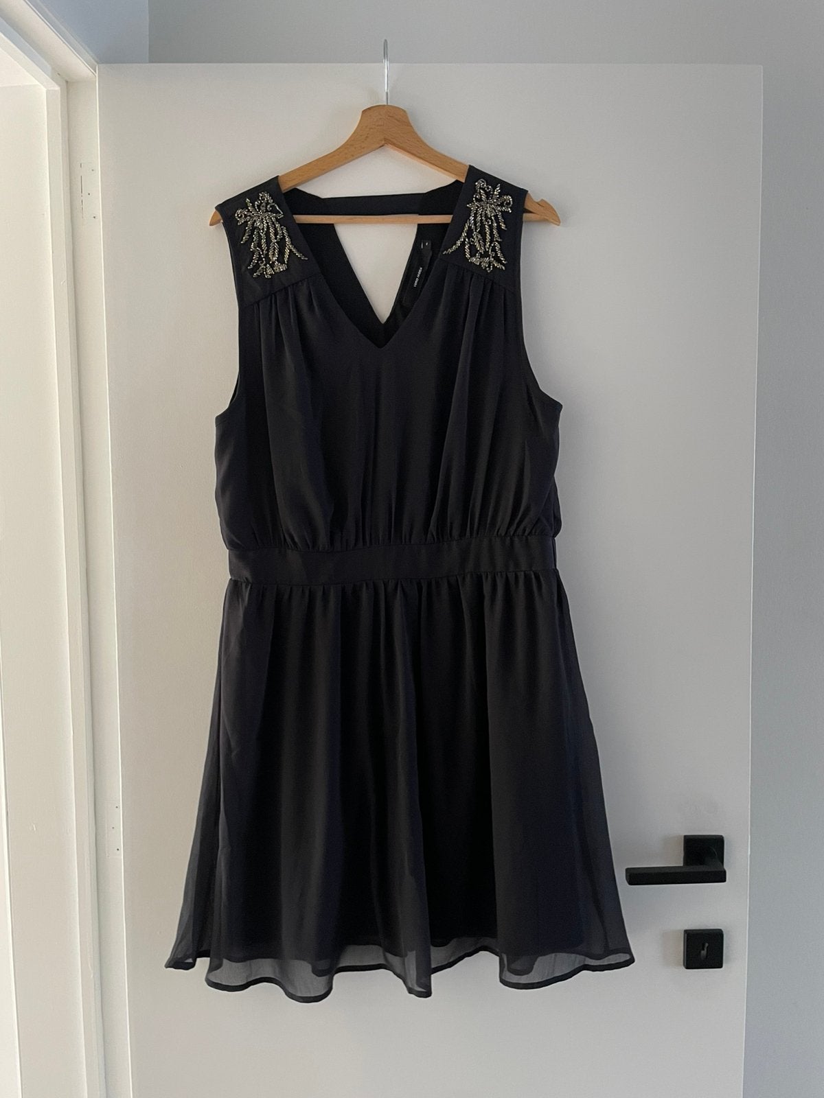 Zwarte jurk met kraaltjes op de schouders, Vêtements | Femmes, Robes, Taille 42/44 (L), Au-dessus du genou, Comme neuf, Enlèvement
