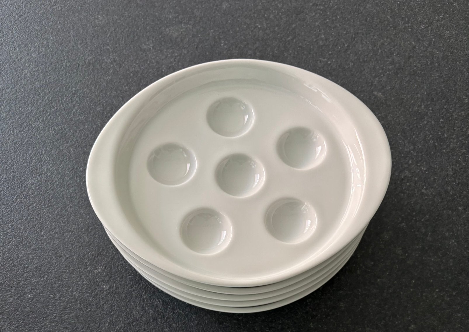 Cinq assiettes à escargots en porcelaine blanche, Assiettes(s), Comme neuf, Enlèvement, Autres styles