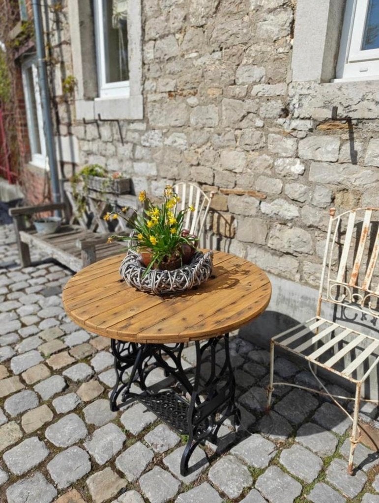 Table vintage fait main en fonte ancienne et bois verni, Jardin & Terrasse, Enlèvement, Comme neuf, Rond, Bois