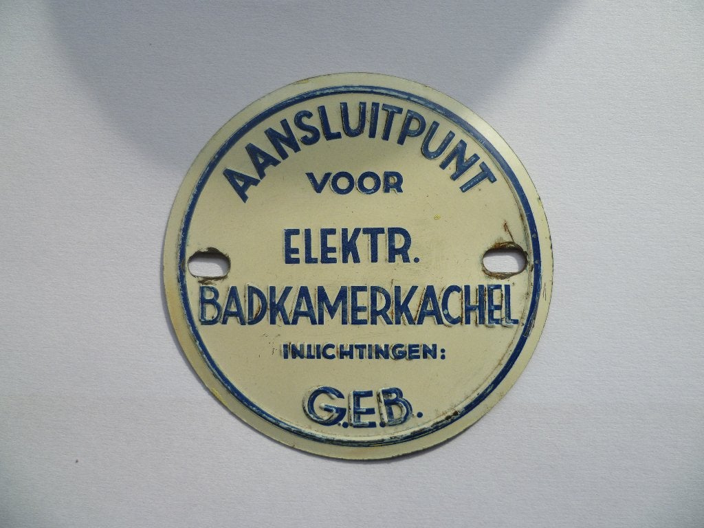 BLIKKEN PLAATJE GEB"AANSLUITPUNT BADKAMERKACHEL"JAREN 60/70, Verzamelen, Ophalen of Verzenden, Gebruikt, Reclamebord