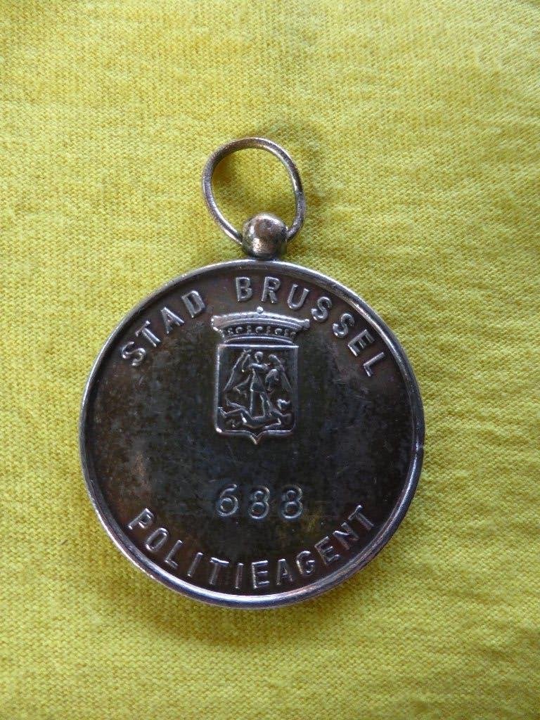 Dienstpenning Agent Politie BRUSSEL (P1), Ophalen of Verzenden, Rijkswacht, Lintje, Medaille of Wings