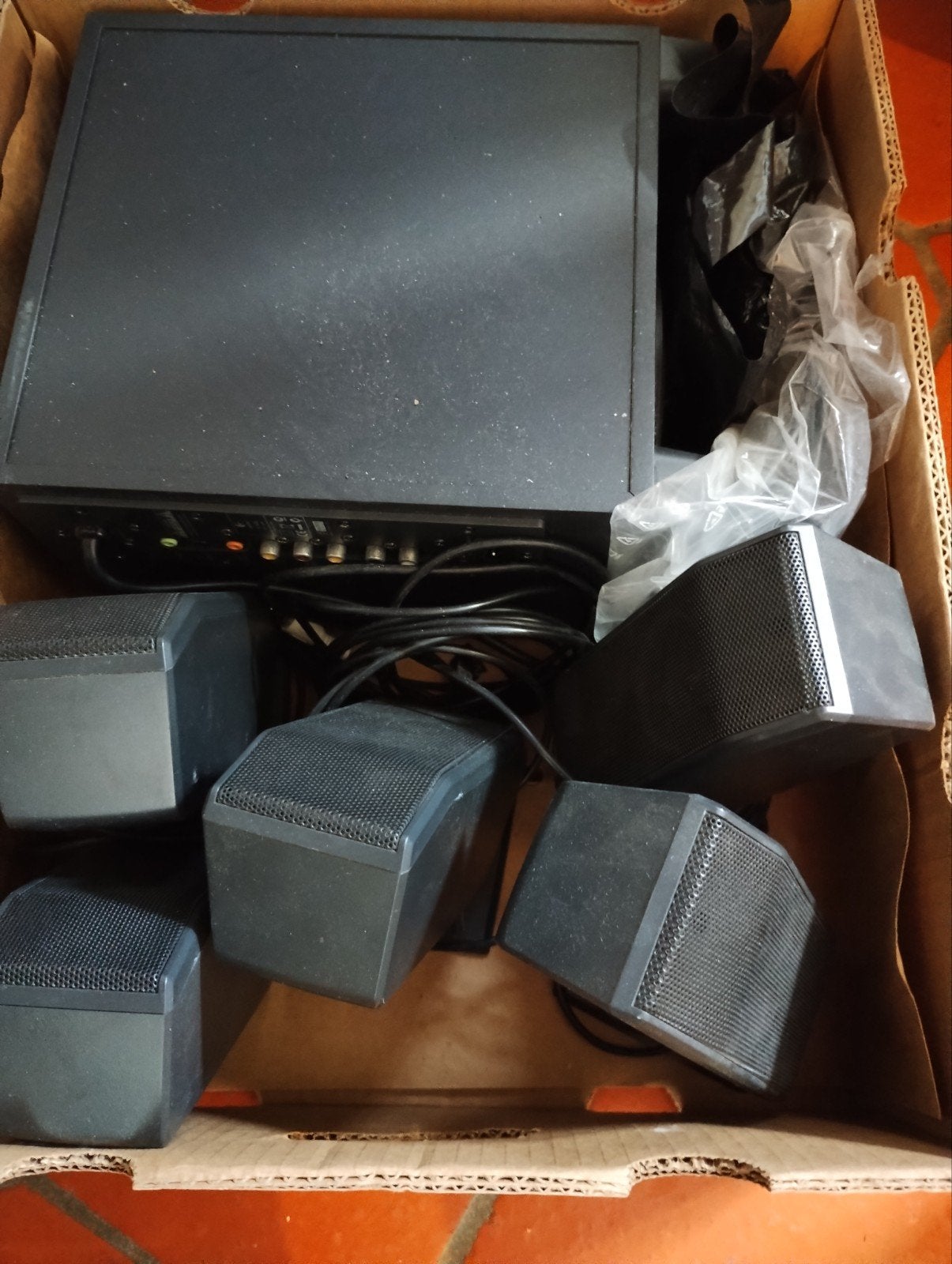Kit Logitech Surround pour ordinateur à 5 boîtiers + manuel, Enlèvement