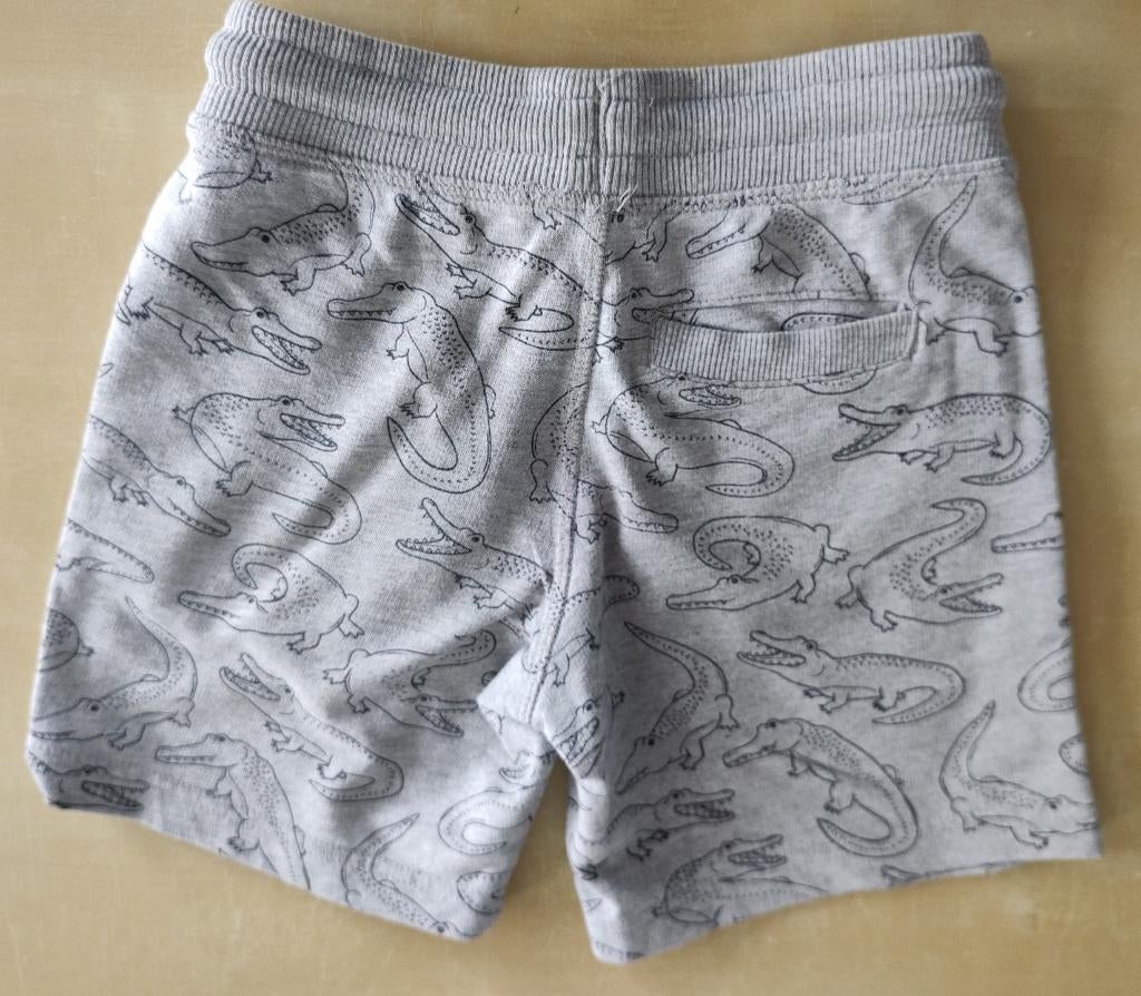 Mooie lichtgrijze short krokodil, maat 110, Enfants & Bébés, Vêtements enfant | Taille 110, Pantalon, Garçon, C&A, Enlèvement ou Envoi