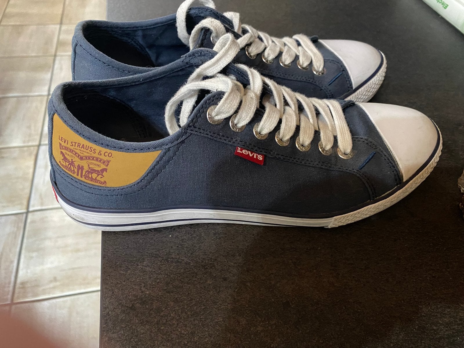 Baskets levis 42.   10 euros, Vêtements | Hommes, Chaussures, Enlèvement ou Envoi, Comme neuf, Baskets