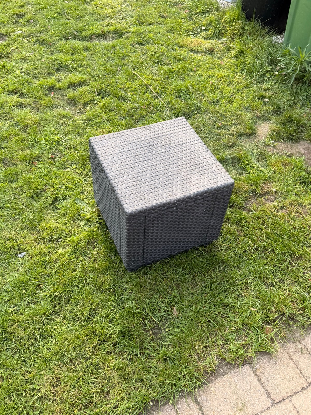 Grijze wicker poef / voetenbank / bijzetkruk voor tuin, Ophalen, Zo goed als nieuw