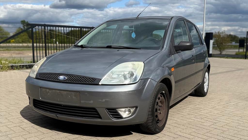 FORD FIESTA - BENZINE - 2002 - MANUEEL - 200.000KM, Auto's, 1299 cc, Stof, Zwart, 4 cilinders