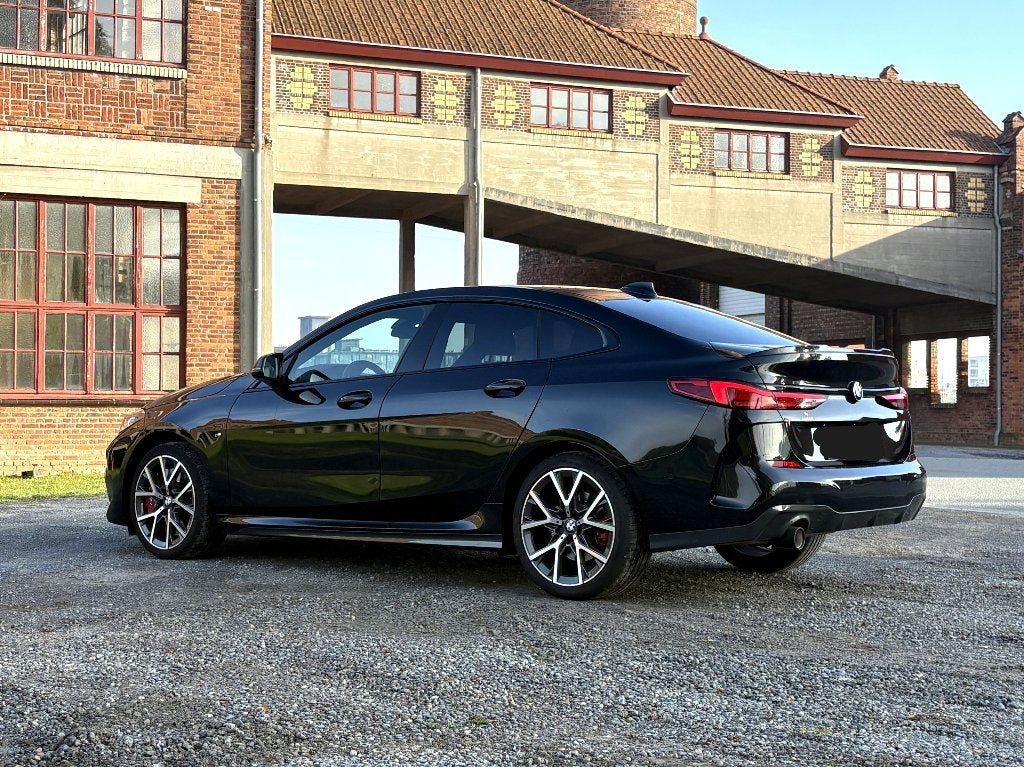 BMW 218i gran coupe M pack Sportieve looks & premium comfort, Auto's, Verwarmde buitenspiegels, Zwart, 3 cilinders, BMW Premium Selection